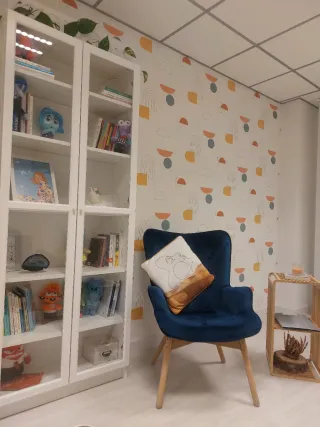 Butaca azul de terciopelo