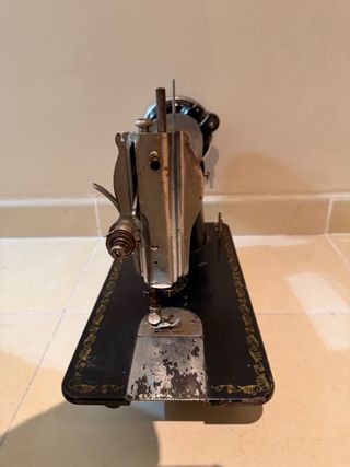 Máquina de coser Alfa antigua