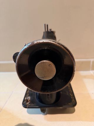 Máquina de coser Alfa antigua