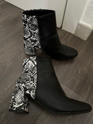 Botines tacón estampado serpiente