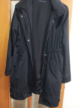 Chaqueta negra con capucha