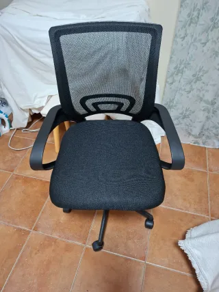 Silla de oficina negra en caja