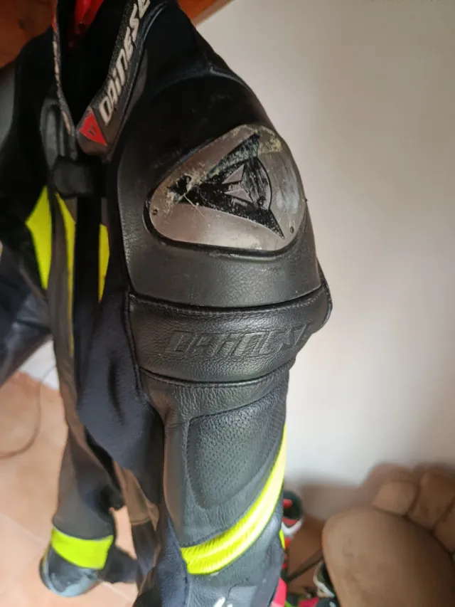 Mono Dainese Negro y Amarillo