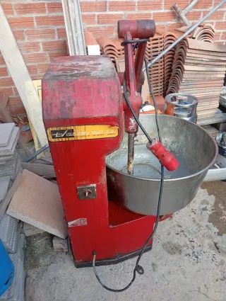 Amasadora industrial roja