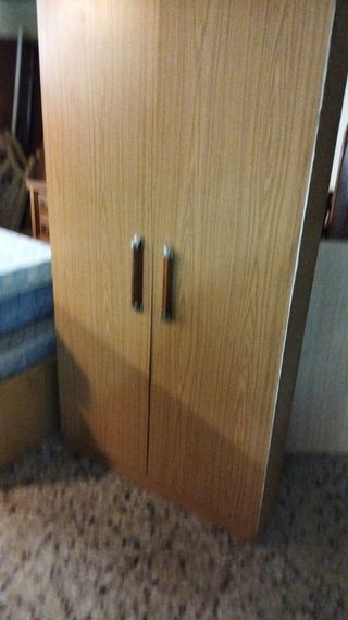 Armario de madera con dos puertas