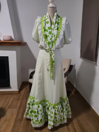 Conjunto falda, blusa y mantoncillo