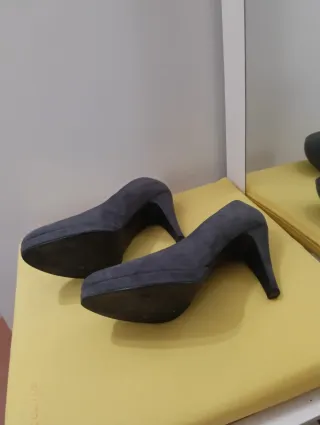 Zapatos de tacón grises