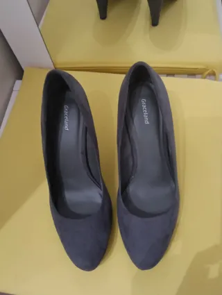 Zapatos de tacón grises