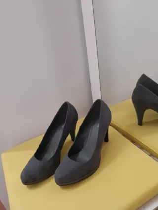 Zapatos de tacón grises