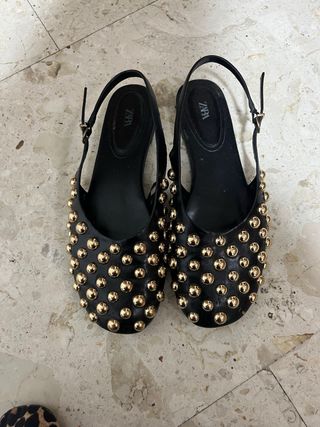 Manoletinas Zara Tachuelas Negro y Dorado
