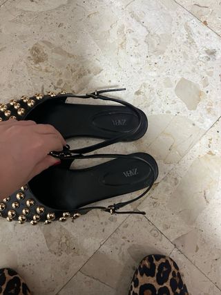 Manoletinas Zara Tachuelas Negro y Dorado