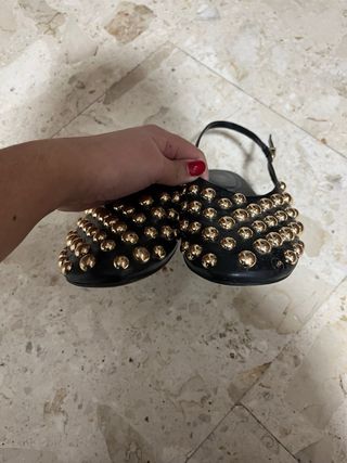 Manoletinas Zara Tachuelas Negro y Dorado