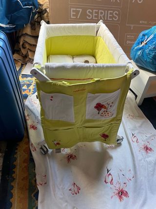 Minicuna blanca y verde