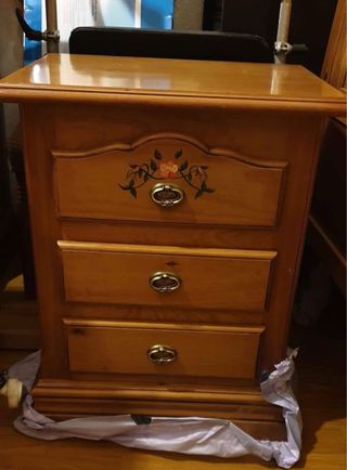 Dos lotes iguales de mesita, cabecero y cajonera