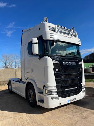 Camión Scania s580 año 2020 con equipo basculante