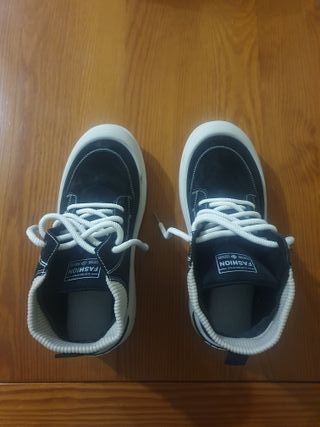 Scarpe sportive nere e bianche