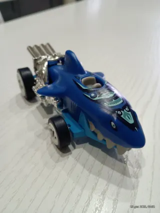 Macchinina Hot Wheels a forma di squalo