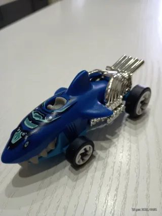 Macchinina Hot Wheels a forma di squalo