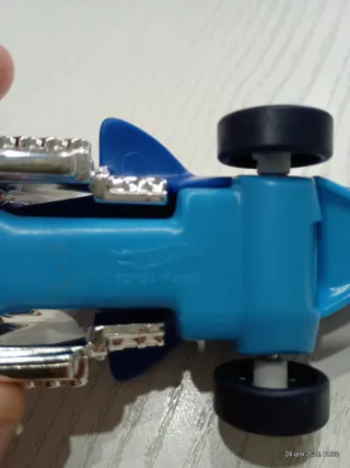 Macchinina Hot Wheels a forma di squalo