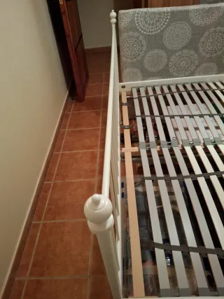 Estructura de cama metálica blanca