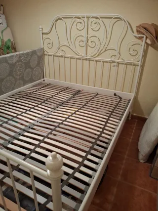 Estructura de cama metálica blanca