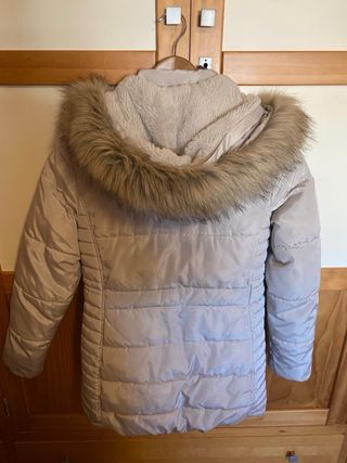 Abrigo niña beige con capucha y cinturón