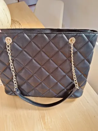 Bolso Guess negro acolchado con cadena