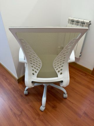 Silla de escritorio beige y blanca