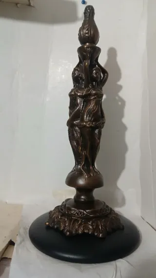 Statua in bronzo con figure