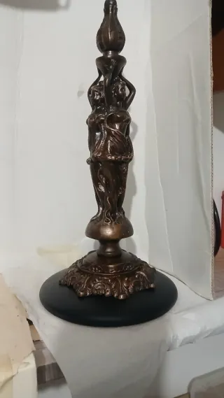 Statua in bronzo con figure