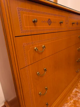 Armario de madera con espejos