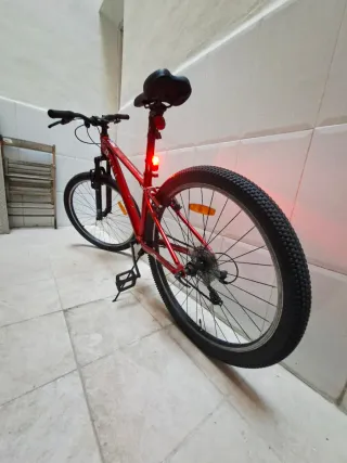 Bicicleta de montaña roja
