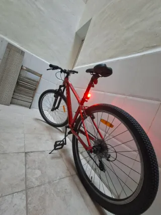 Bicicleta de montaña roja