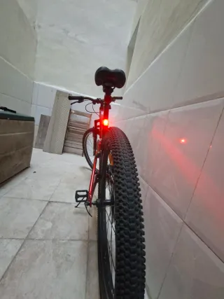 Bicicleta de montaña roja