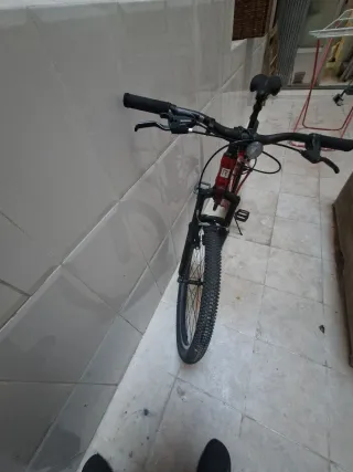 Bicicleta de montaña roja