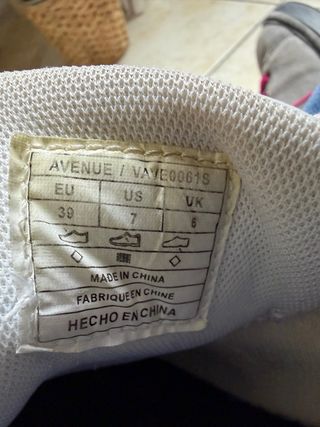 Sneakers Levi's bianche con dettagli rosa n. 39