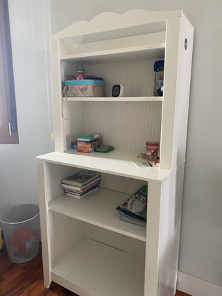 Librería infantil blanca