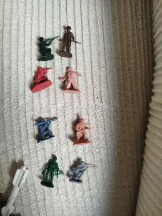 Grande lotto di soldatini di plastica e veicoli militari