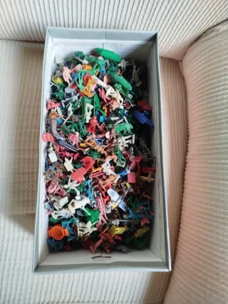 Grande lotto di soldatini di plastica e veicoli militari