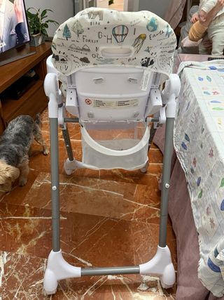 Trona de bebé con bandeja marca “mamaypapas”