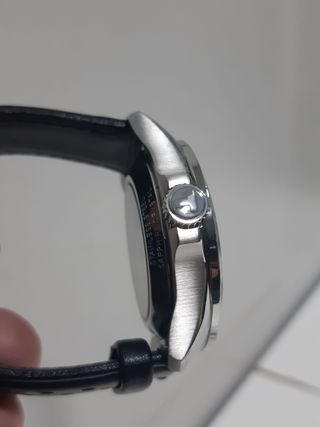 Reloj Tissot Automático Negro y Plateado