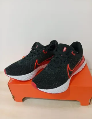 Zapatillas Nike Negras y Rojas