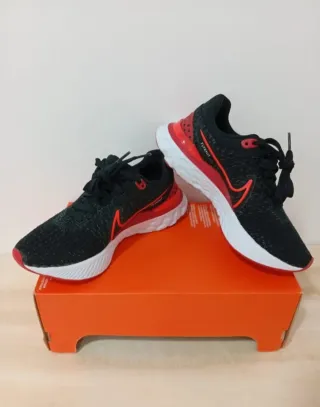 Zapatillas Nike Negras y Rojas