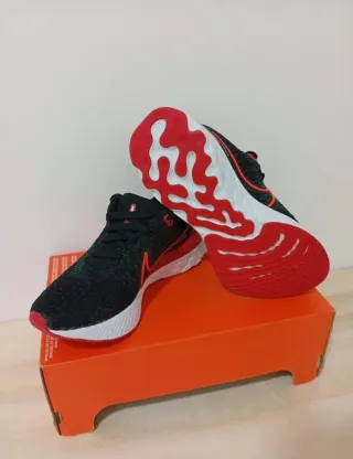 Zapatillas Nike Negras y Rojas