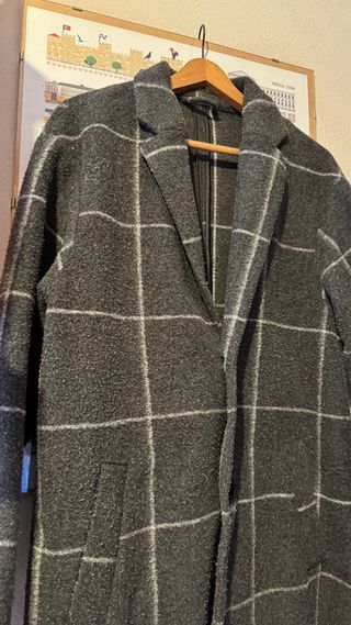 Abrigo de paño gris a cuadros