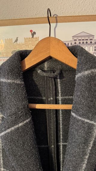 Abrigo de paño gris a cuadros