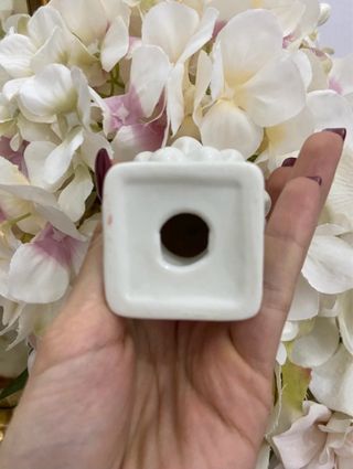 Oggetto in ceramica bianca a forma di pigna