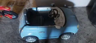 Coche infantil azul Fiat a bateria