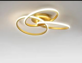 Lámpara de techo dorada y blanca