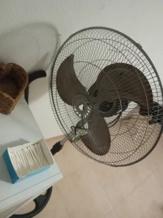 Ventilador de pie metálico y plástico